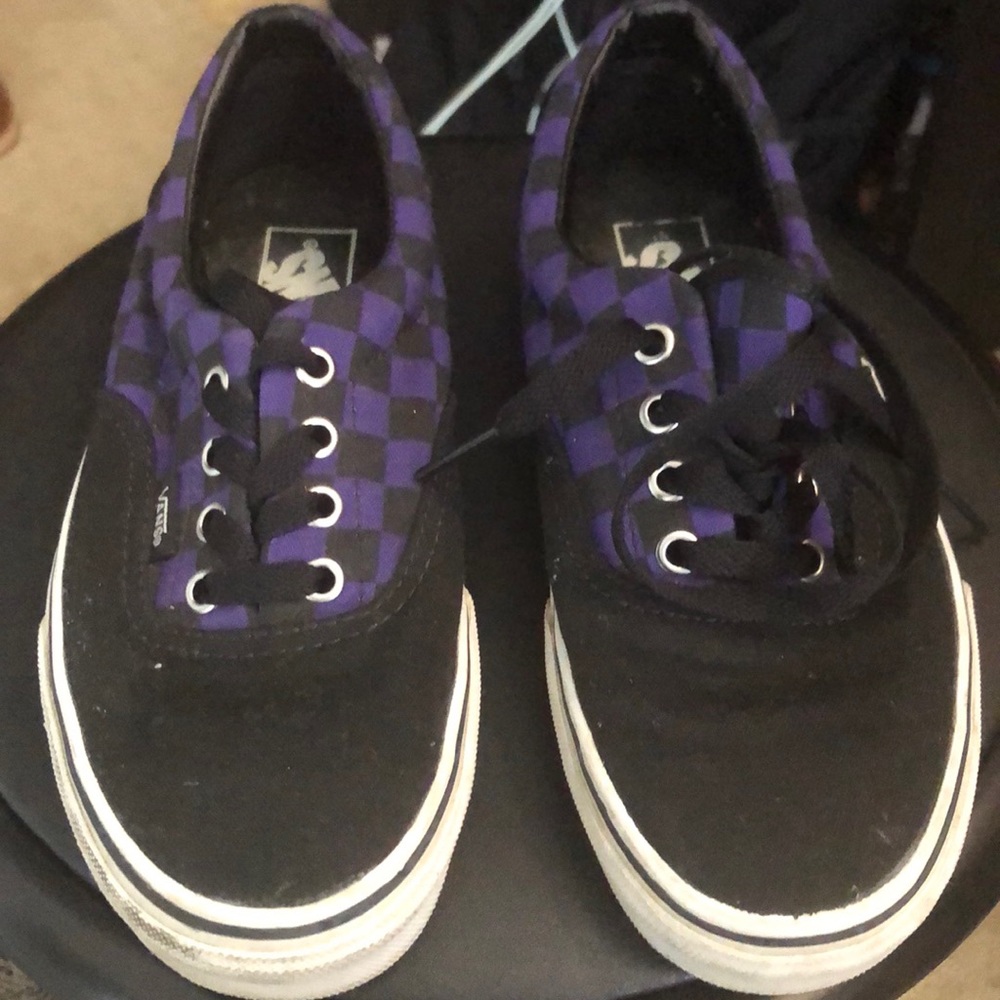 Vans size 5 in men’s, 6.5 in women’s